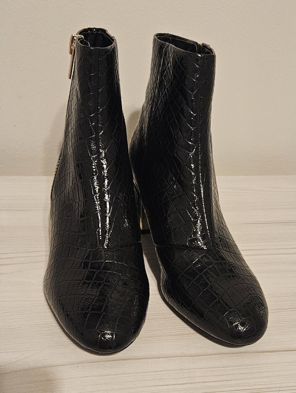 DKNY Women's Black Croc-Embossed Ankle Boots with Gold Details Sz 10 - Picture 2 of 9